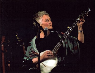 peggyseeger-inconcert-300dpi.jpg