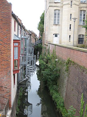 40-amien--backstreet-canal.jpg